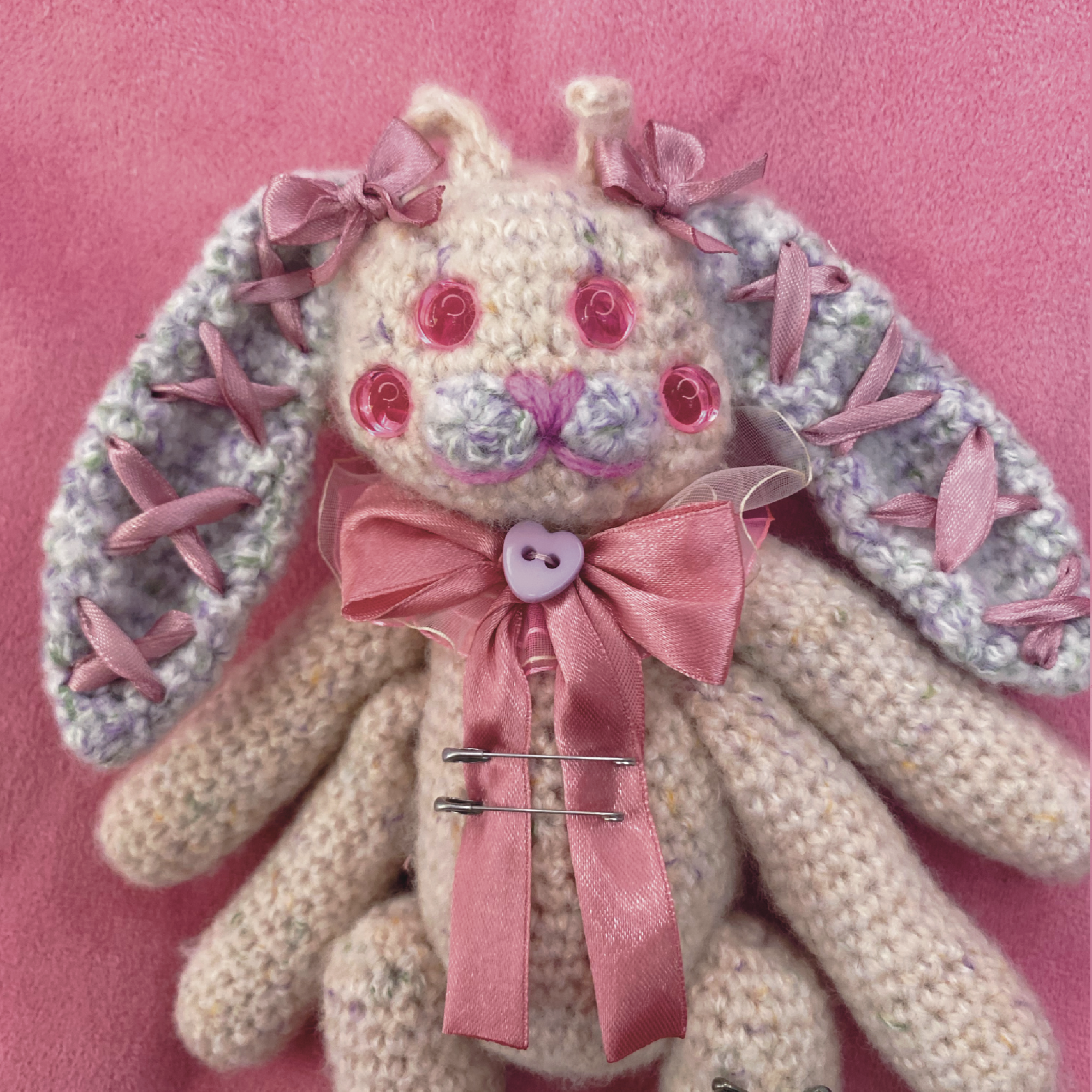 Cherri 💜 | Amigurumi Conejito Alien de Cuatro Ojos Hecho a Mano - Imagen 2