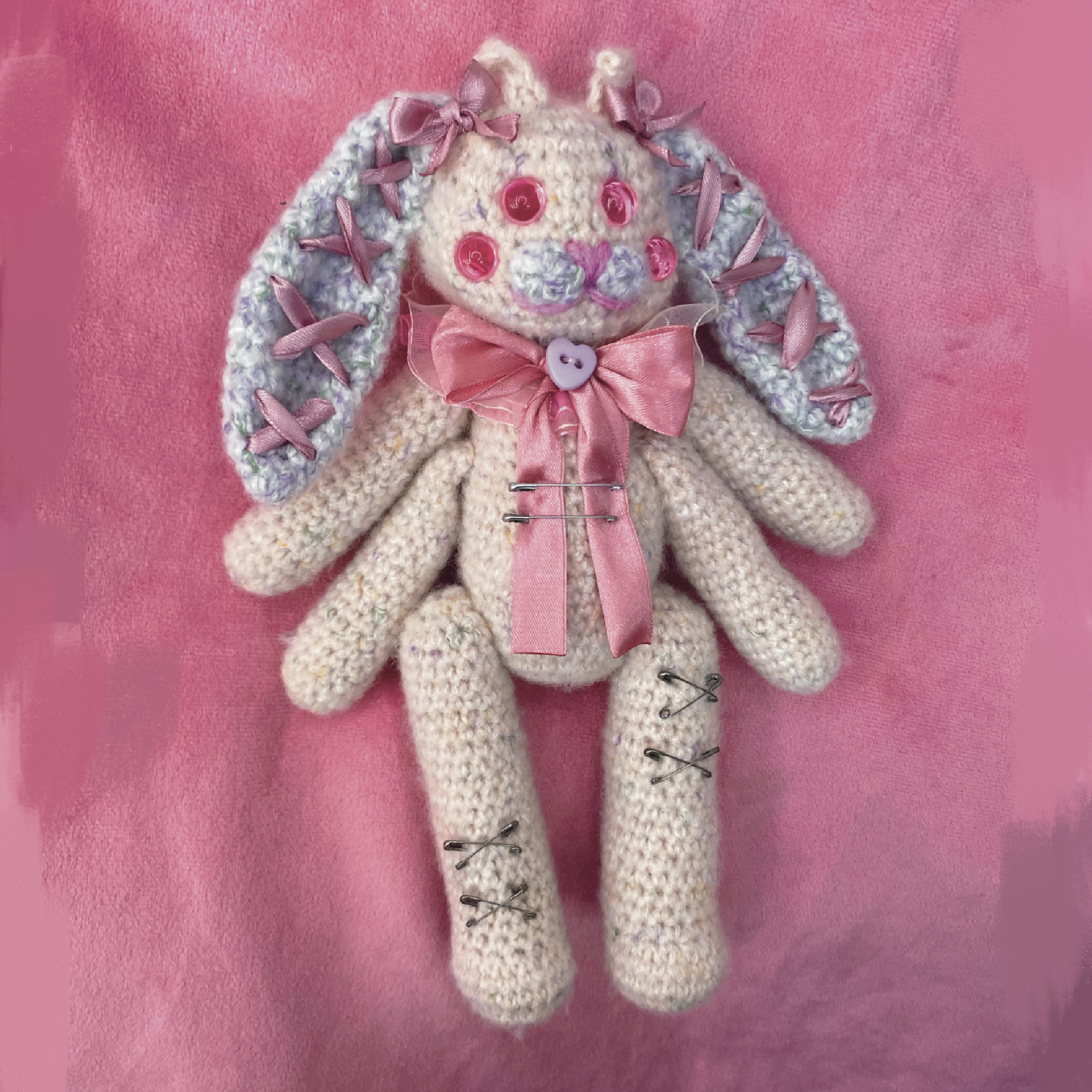 Cherri 💜 | Amigurumi Conejito Alien de Cuatro Ojos Hecho a Mano - Imagen 4