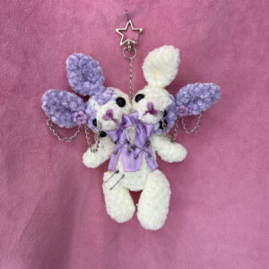 Min Min Mora Crema 💜 | Llavero Amigurumi Conejitos de Dos Cabezas
