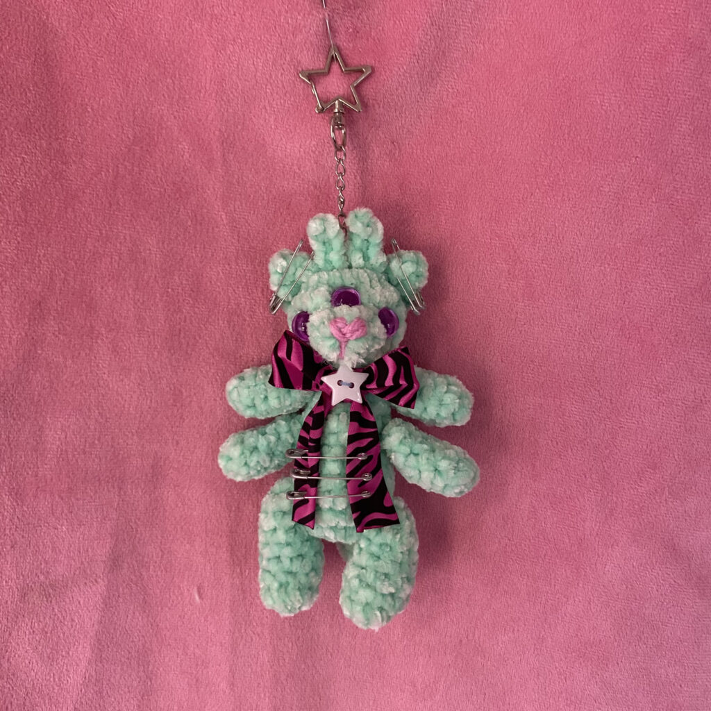 Xazy 💜 | Llavero Amigurumi Gatito Alien de Tres Ojos