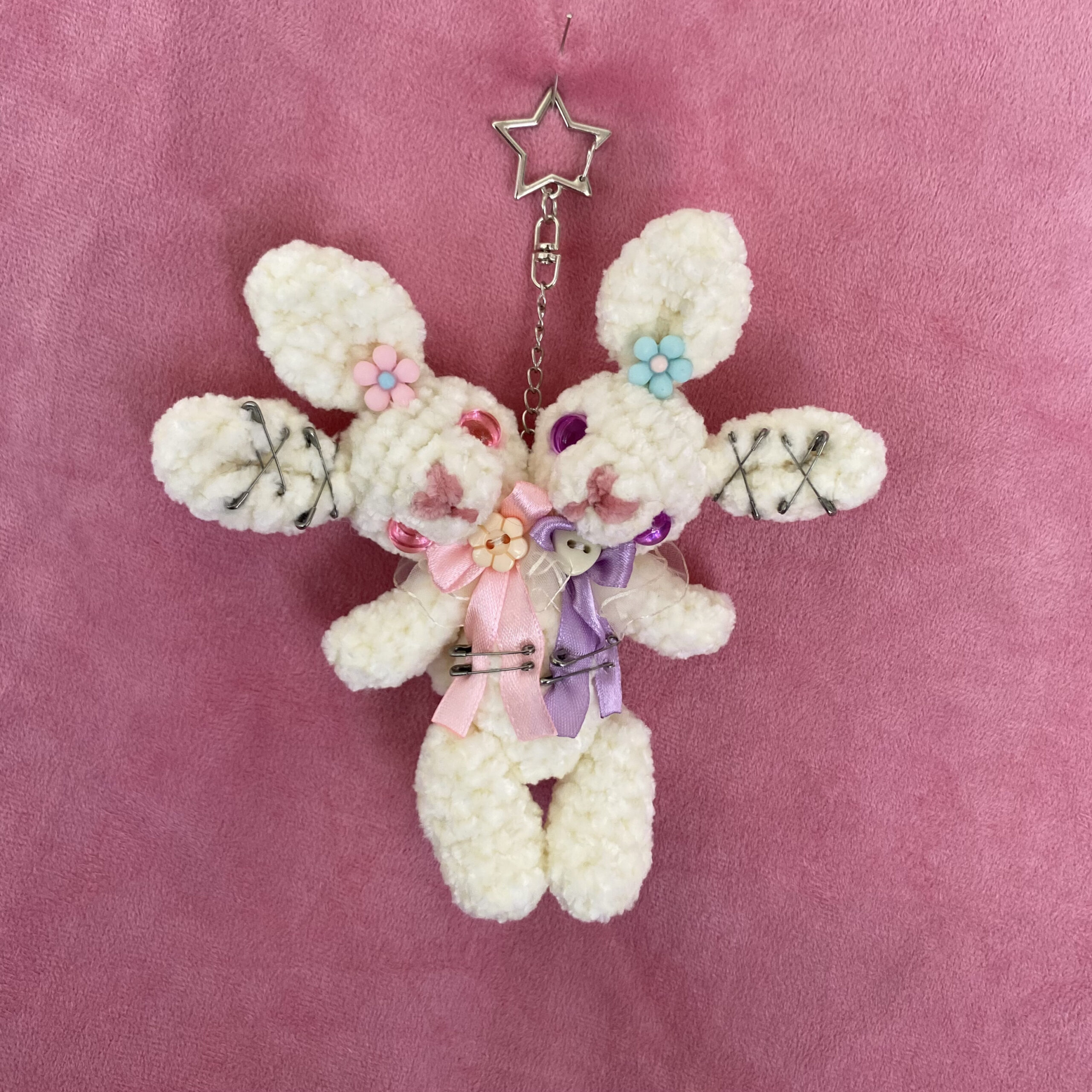 Daisy 💜 | Llavero Amigurumi Conejitos de Dos Cabezas