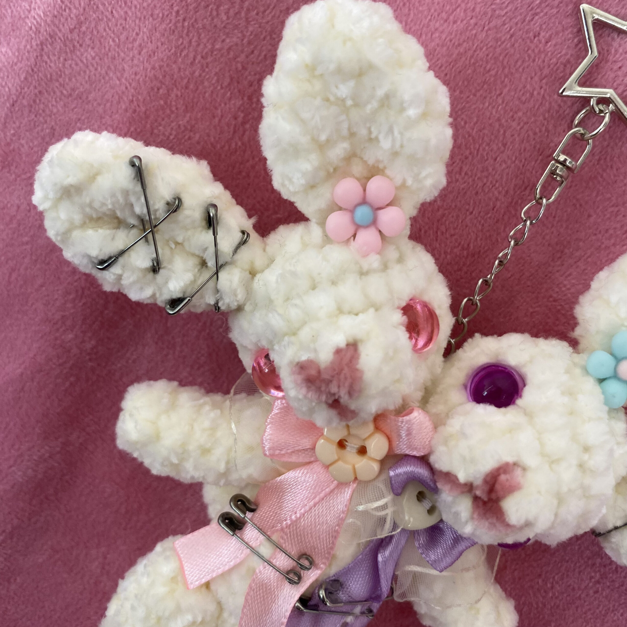 Daisy 💜 | Llavero Amigurumi Conejitos de Dos Cabezas - Imagen 2