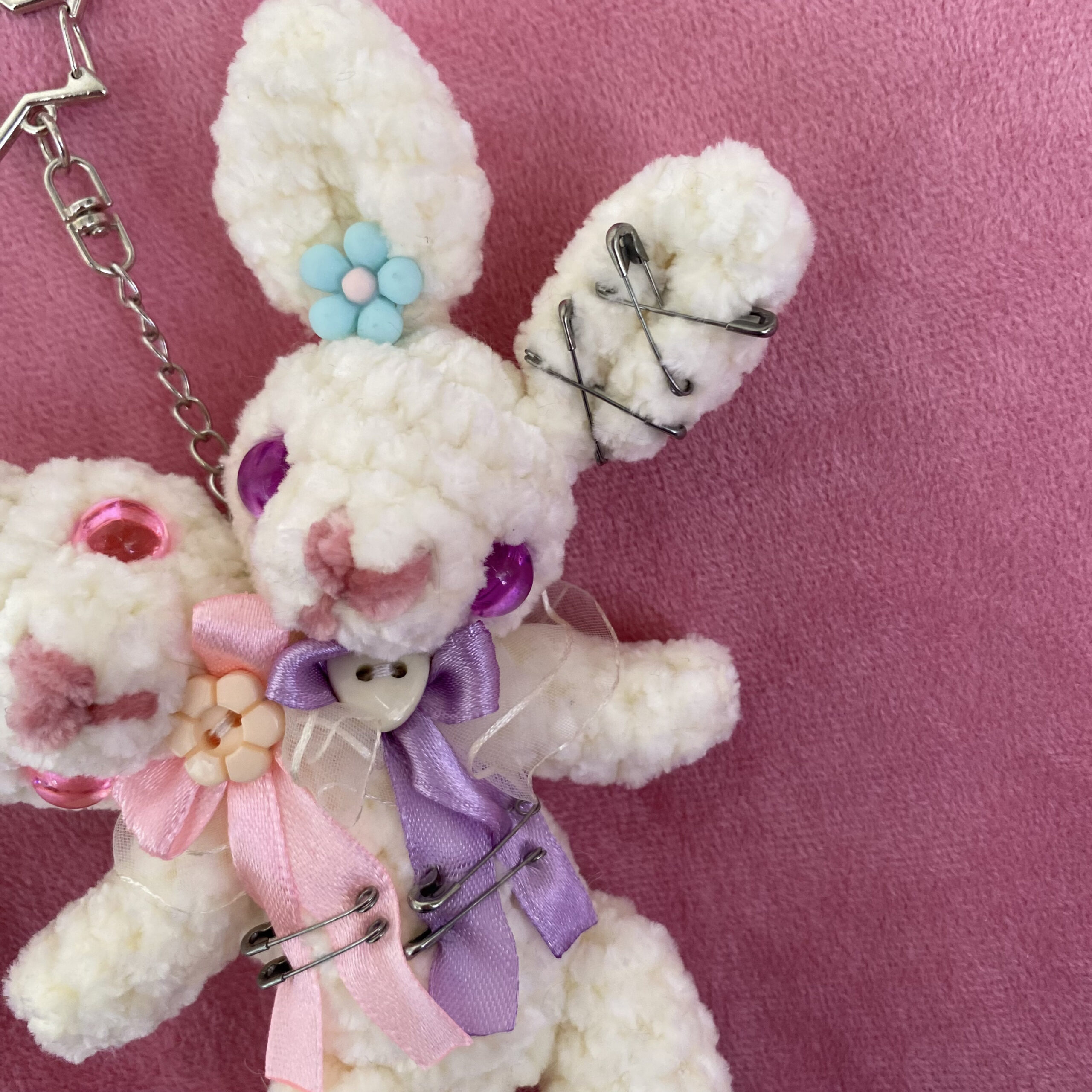 Daisy 💜 | Llavero Amigurumi Conejitos de Dos Cabezas - Imagen 3