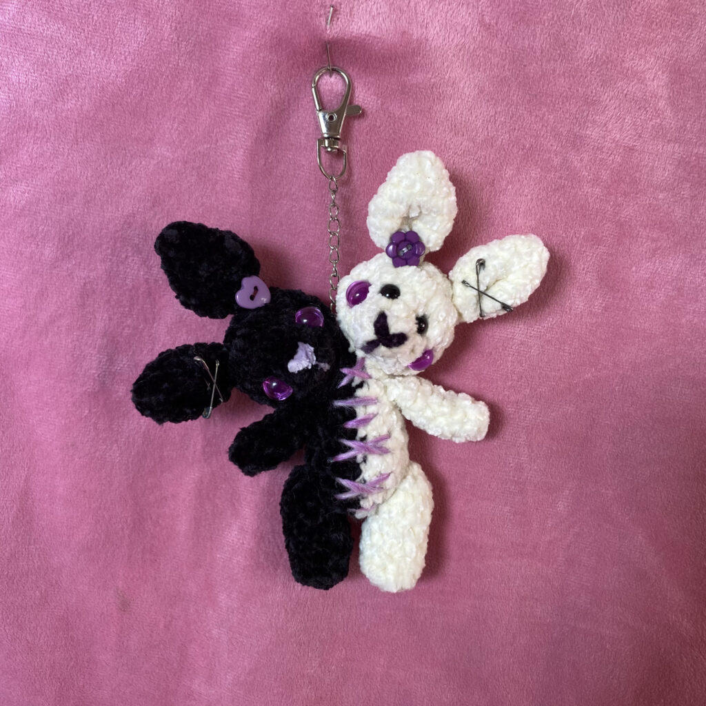 Tini y Lin 💜 | Llavero Amigurumi Conejitos de Dos Cabezas
