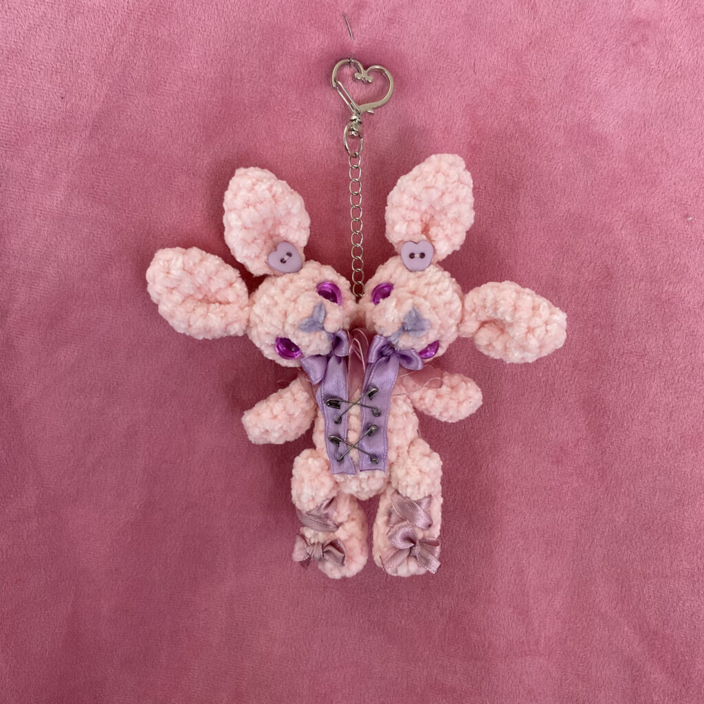 Peri Peri 💜 | Llavero Amigurumi Conejitos de Dos Cabezas