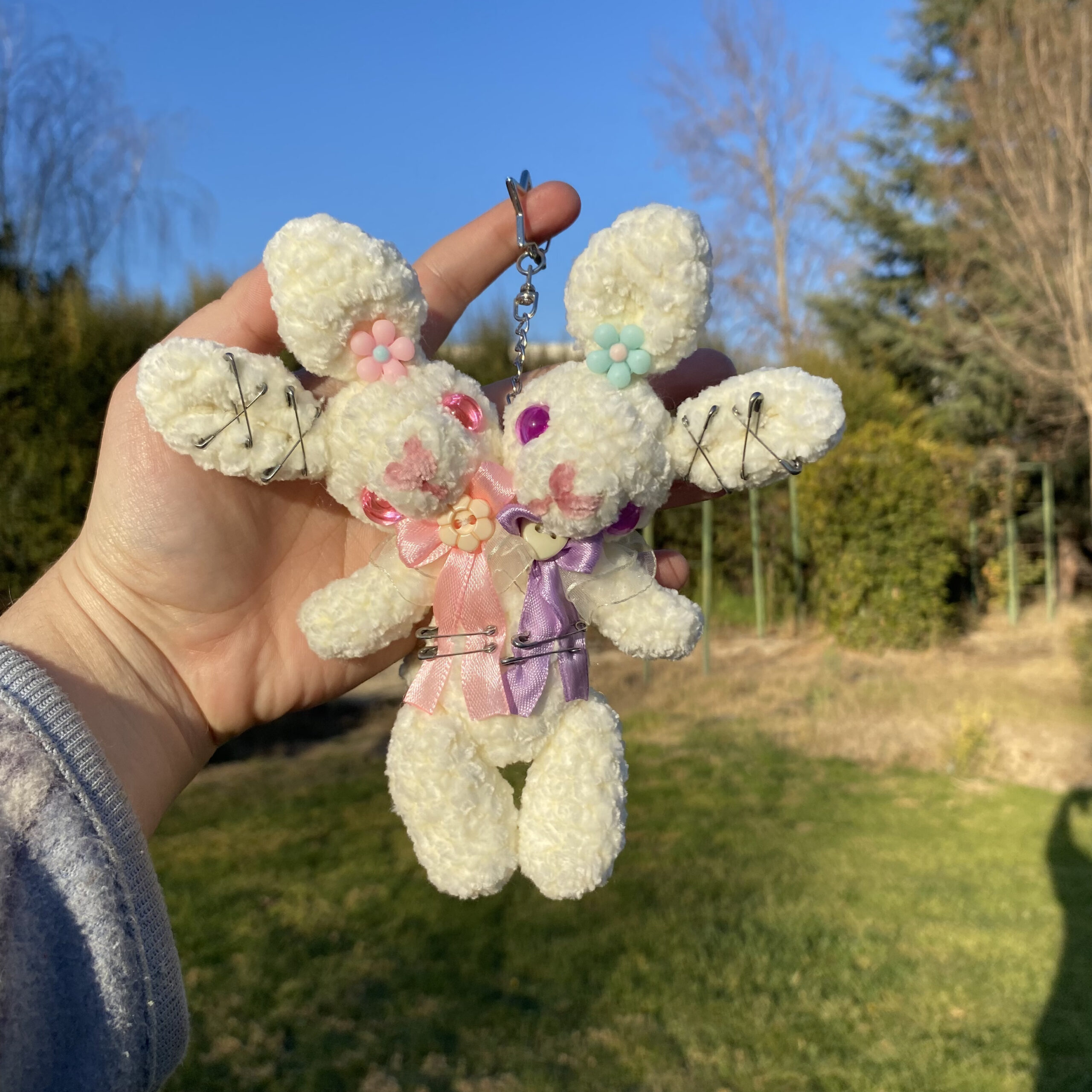 Daisy 💜 | Llavero Amigurumi Conejitos de Dos Cabezas - Imagen 4