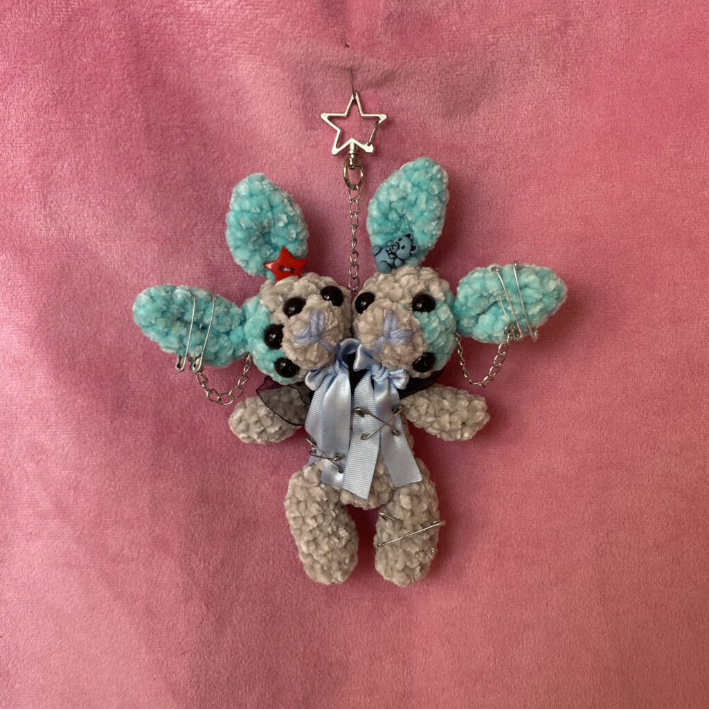 Ghouli 💜 | Llavero Amigurumi Conejitos de Dos Cabezas