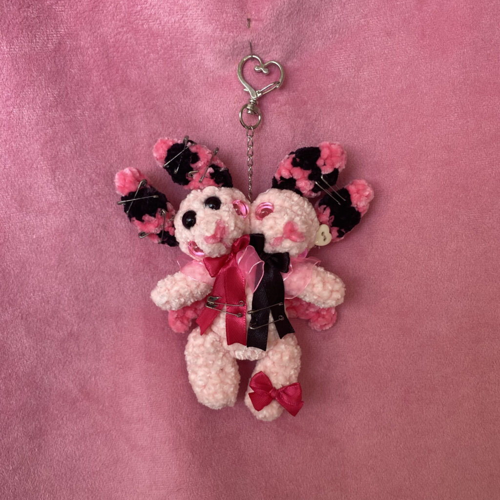 Laura y Dracu 💜 | Llavero Amigurumi Conejitas de Dos Cabezas