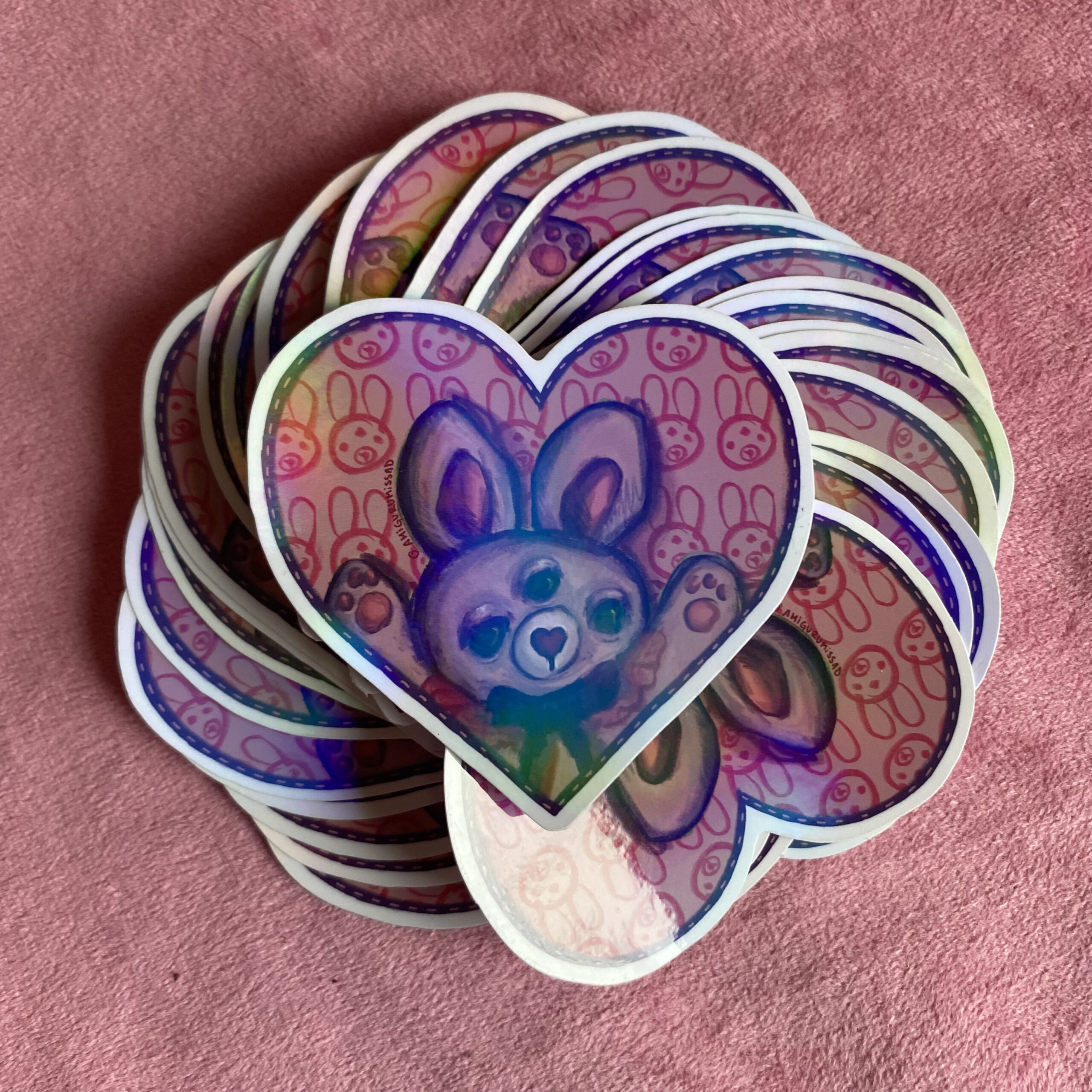 Nini 💜 | Sticker Holográfico Conejita de Tres Ojos - Imagen 2