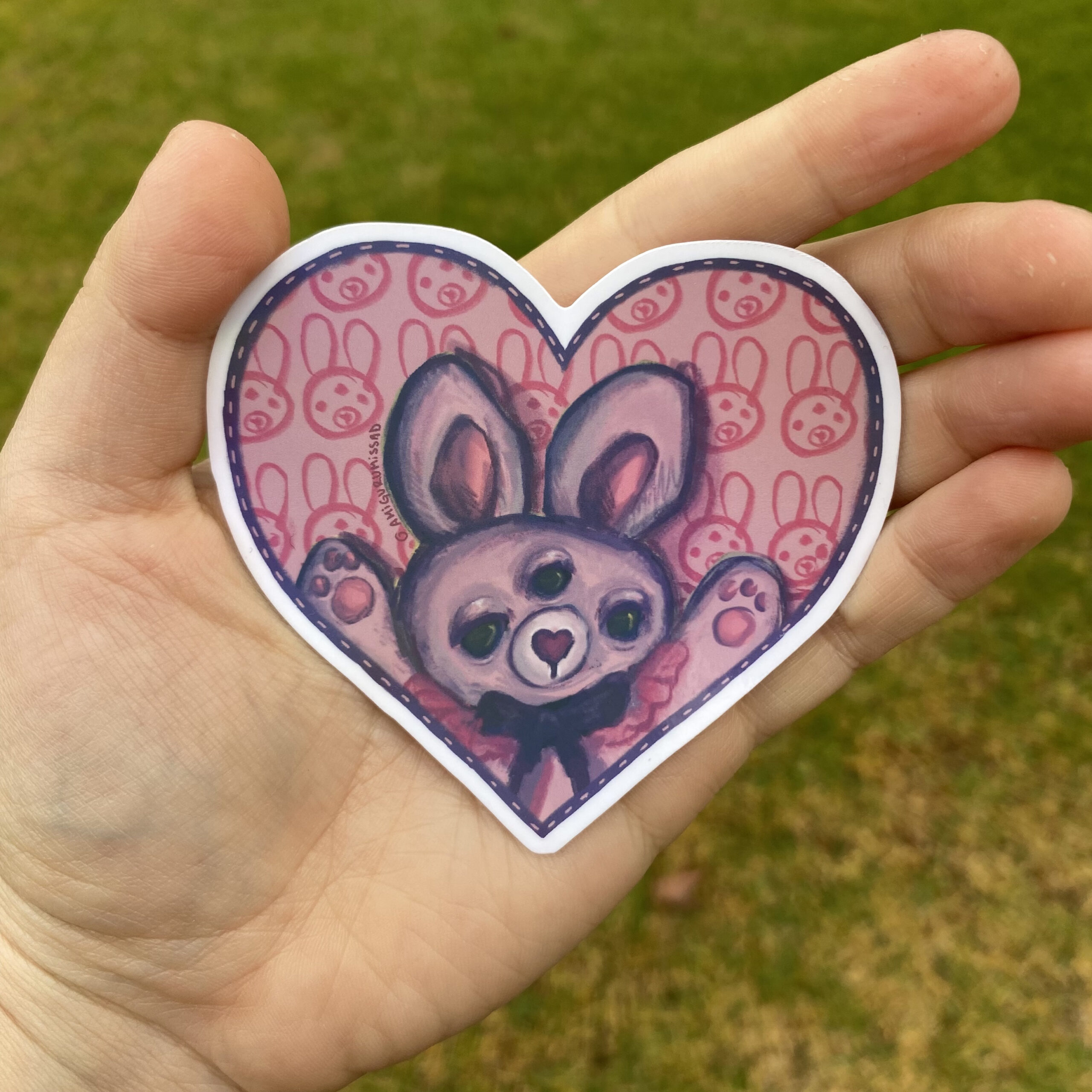 Nini 💜 | Sticker Holográfico Conejita de Tres Ojos - Imagen 3
