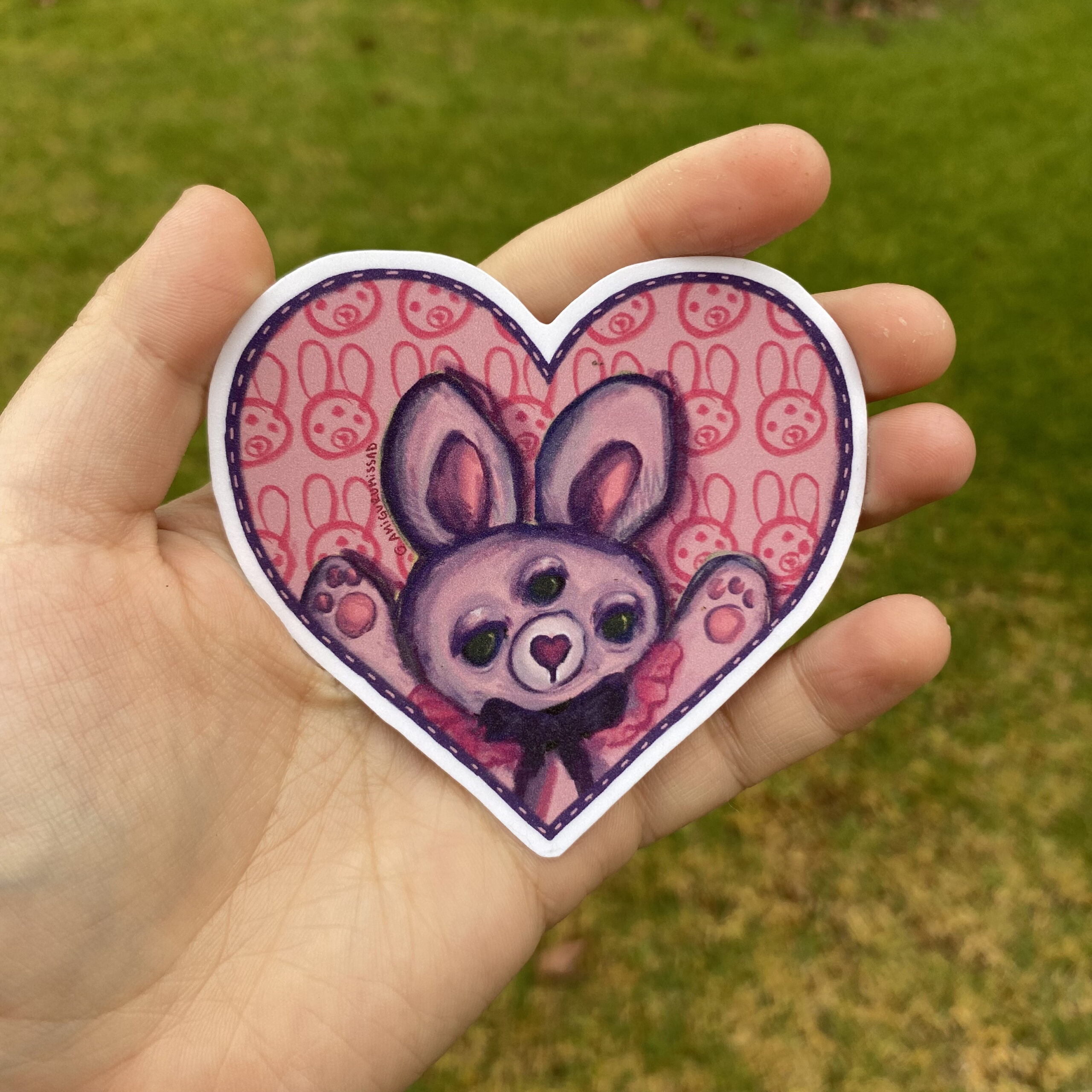 Nini 💜 | Sticker Glitter Conejita de Tres Ojos - Imagen 3