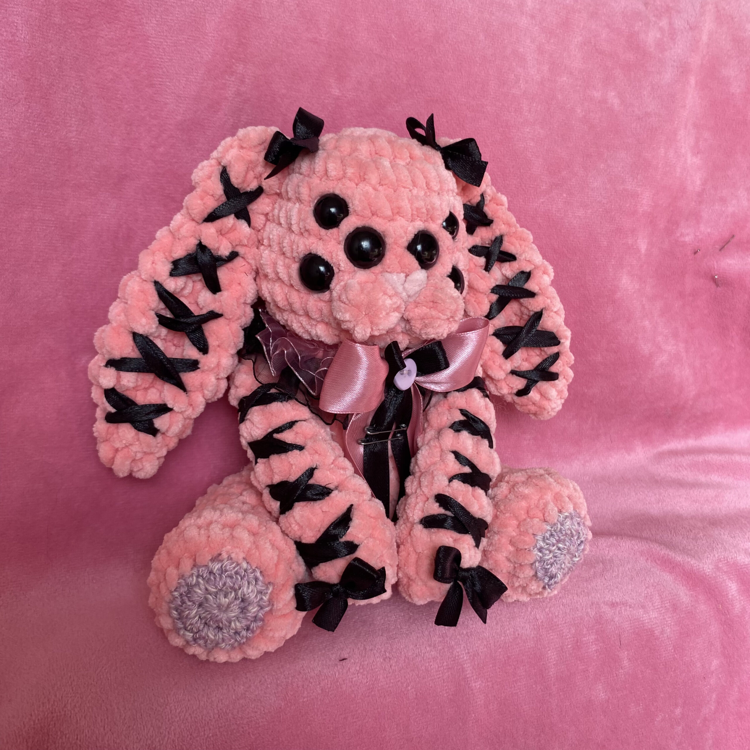 Angel Pink 💜 | Amigurumi Conejito de Seis Ojos Hecho a Mano - Imagen 3