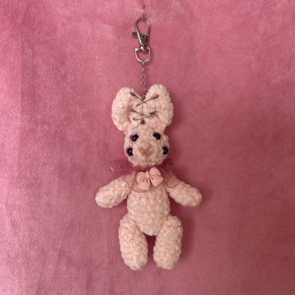 Mili 💜 | Charm Amigurumi Conejita de Cuatro Ojos