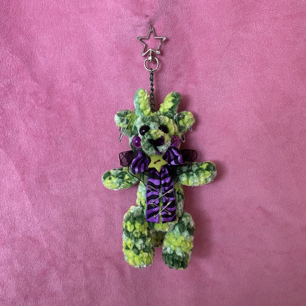 Xixi 💜 | Charm Amigurumi Gatito Alien de Cuatro Ojos