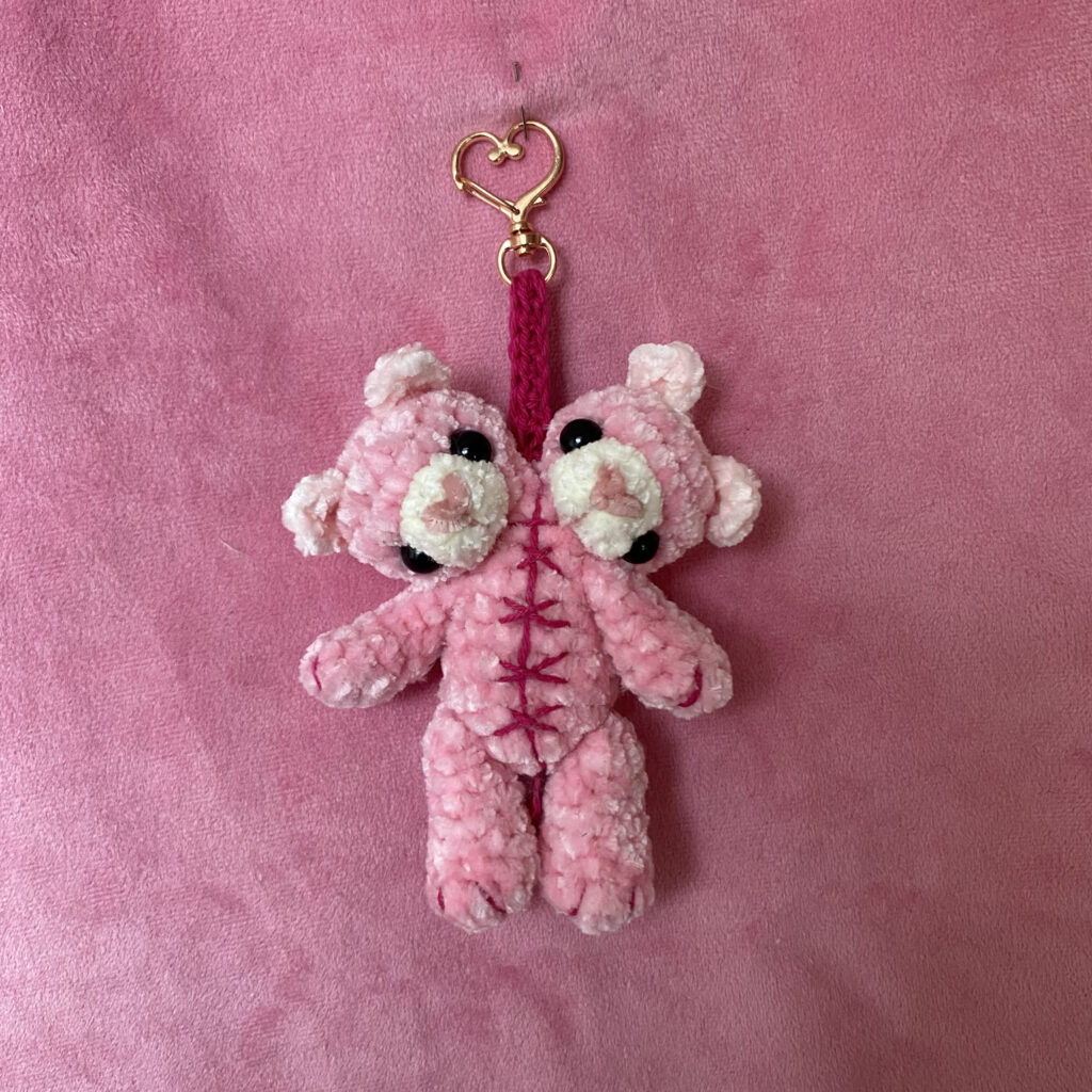 Lovi 💗 | Charm Amigurumi Ositos Rosados de Dos Cabezas