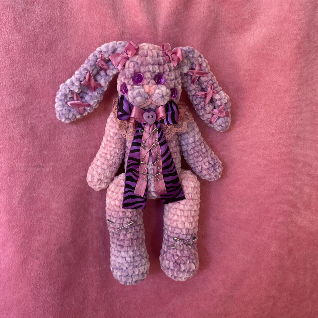 Lila | Peluche Amigurumi de Conejito Lila con Ojos Rosados