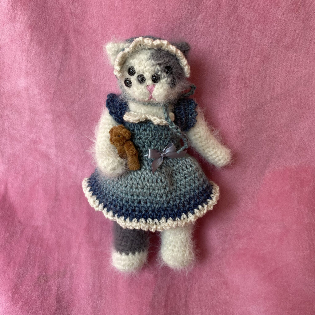 Clementine | Peluche Amigurumi de Gatita con Vestido Tejido de 27 cm